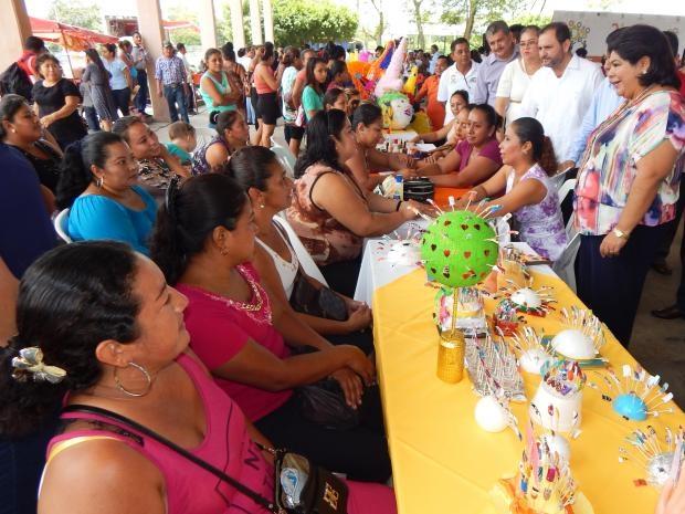 Con entrega de apoyos, SEE realiza Feria de Empleo en Cárdenas