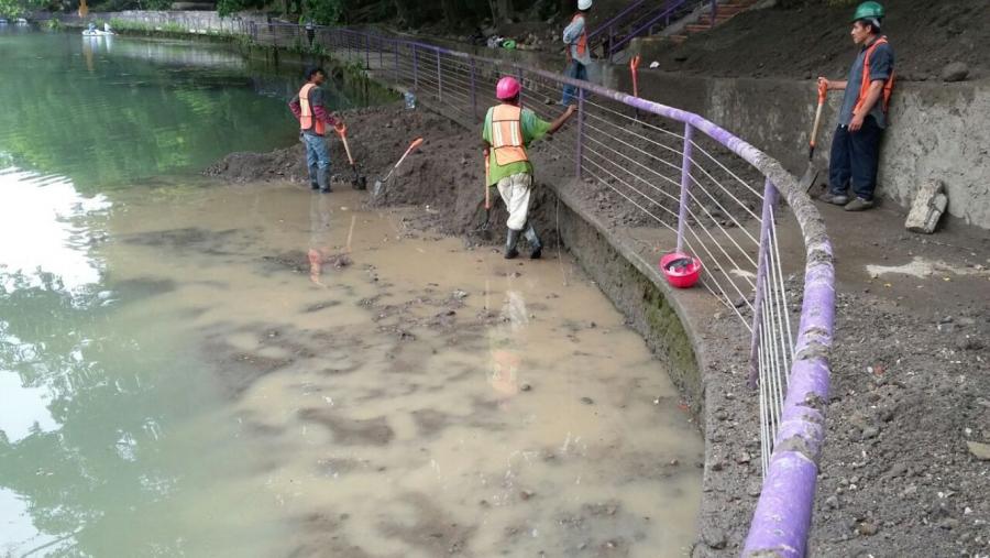 Realizan trabajos de desazolve en Lago del Parque Chapultepec