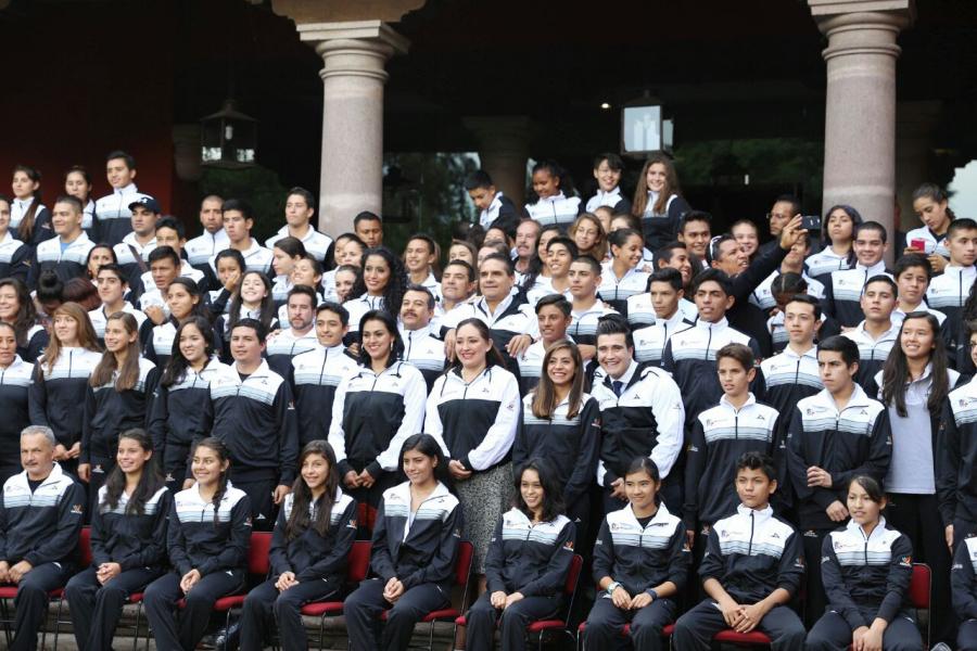 Abandera Gobernador Delegación Michoacana a Olimpiada Nacional 2016
