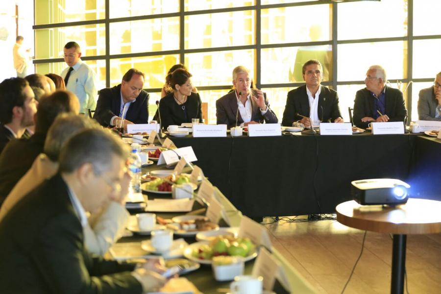 Revisan Gobernador, SCT y ciudadanos avances en infraestructura para Michoacán