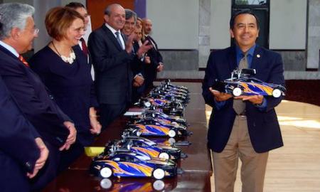 Dona Alemania diez vehÃ­culos de control autÃ³nomo, a diversas instituciones mexicanas