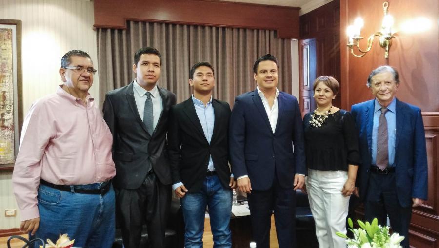 Gobernador recibe a jalisciense campeón centroamericano de matemáticas