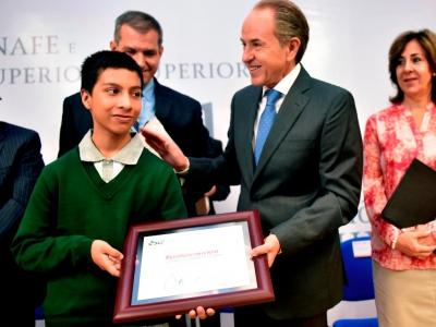 JM CARRERAS RECONOCE A ALUMNO POTOSINO GANADOR DE LA MEDALLA DE PLATA EN OLIMPIADA DE MATEMÁTICAS