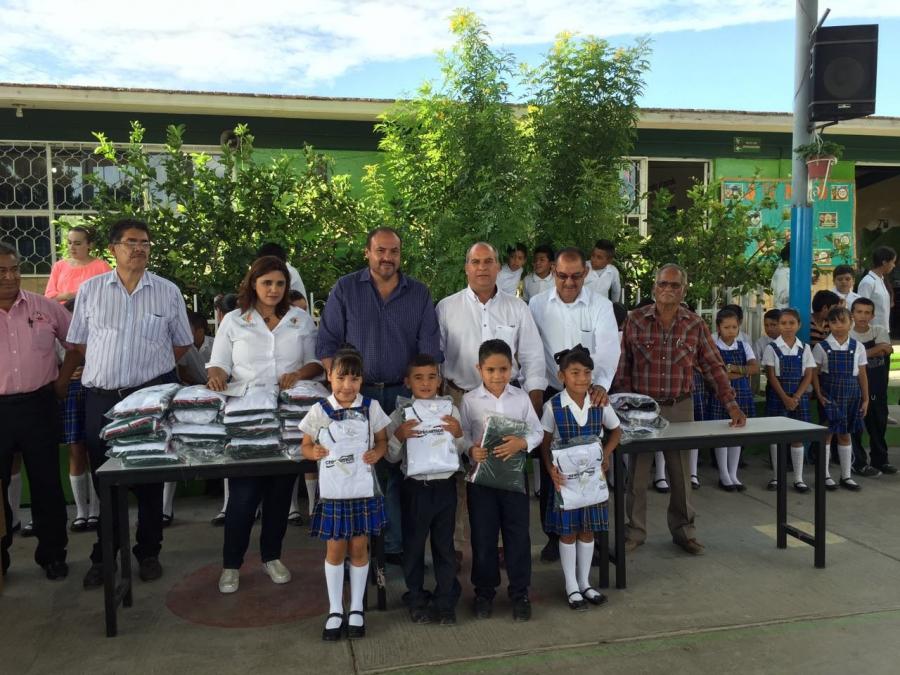 Cumple JHC con entrega de uniformes en Mapimí