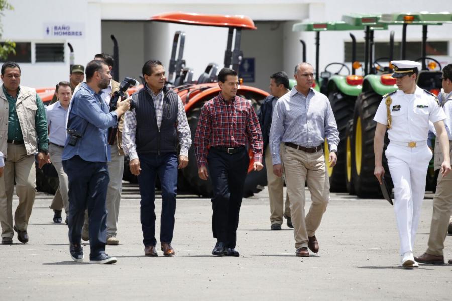 Entregan Enrique Peña Nieto y Silvano Aureoles 600 tractores a campesinos michoacanos