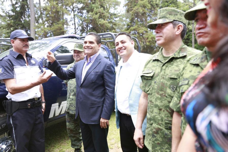 Instala Silvano Aureoles la nueva Policía y Tránsito Municipal en Uruapan