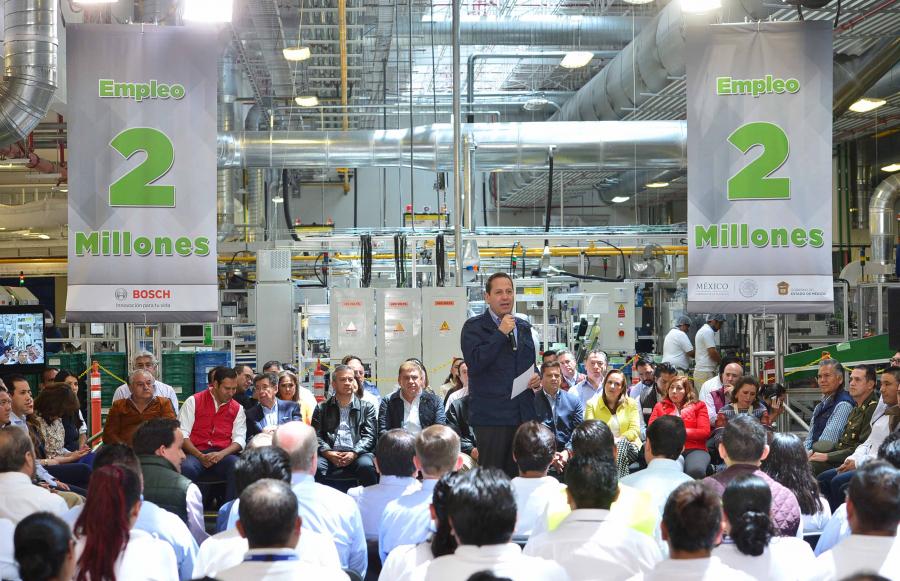 Recibe joven mexiquense certificado del empleo 2 millones a nivel nacional