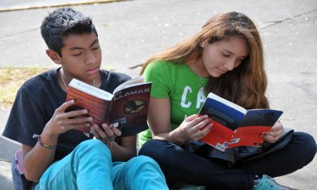 UN VAGÃ“N TRANSPORTA A JÃ“VENES CON INQUIETUD LITERARIA DESDE EL BACHILLERATO