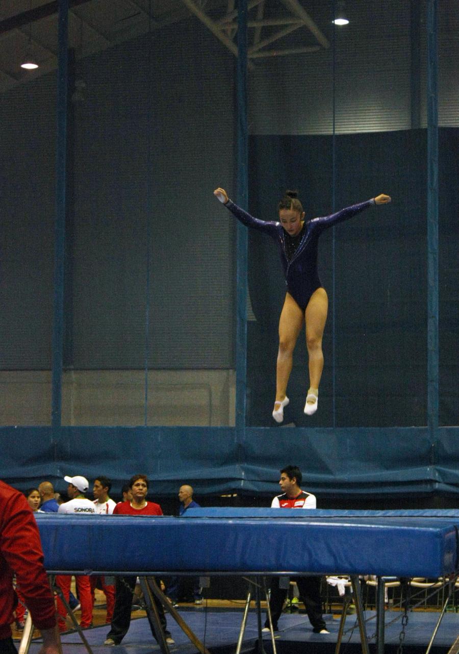 FELICITA MGZ A CAROLINA PEREGRINA TRAS OBTENER ORO EN OLIMPIADA NACIONAL DE GIMNASIA