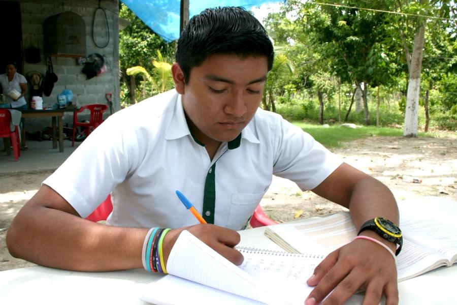 Sedesol contribuye a reducir el rezago educativo en México