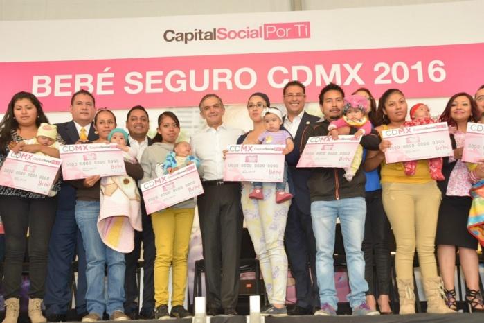 Entrega Jefe de Gobierno tarjetas a€œBebé Seguroa€ y reitera que hay amplia red de protección social en CDMX