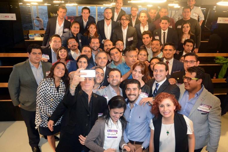 Dialoga Jefe de Gobierno con jóvenes del país