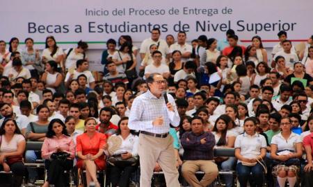 Inicia Nacho entrega de Becas de ManutenciÃ³n y BAPISS