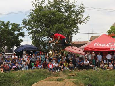 Cautiva competencia de ciclismo BMX