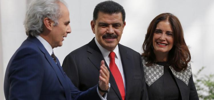 Inician Francisco Olvera y Guadalupe Romero, gira de trabajo por España