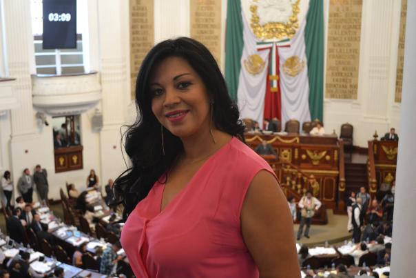 Entrega diputada Janet Hernández Sotelo iniciativa de Derecho al Agua a Consejero Jurídico, Manuel Granados