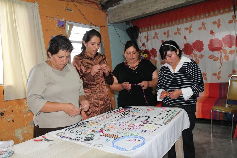 CURSO DE BISUTERÍA DEL IEM DIO A LA FAMILIA ROMERO SU PROPIO NEGOCIO