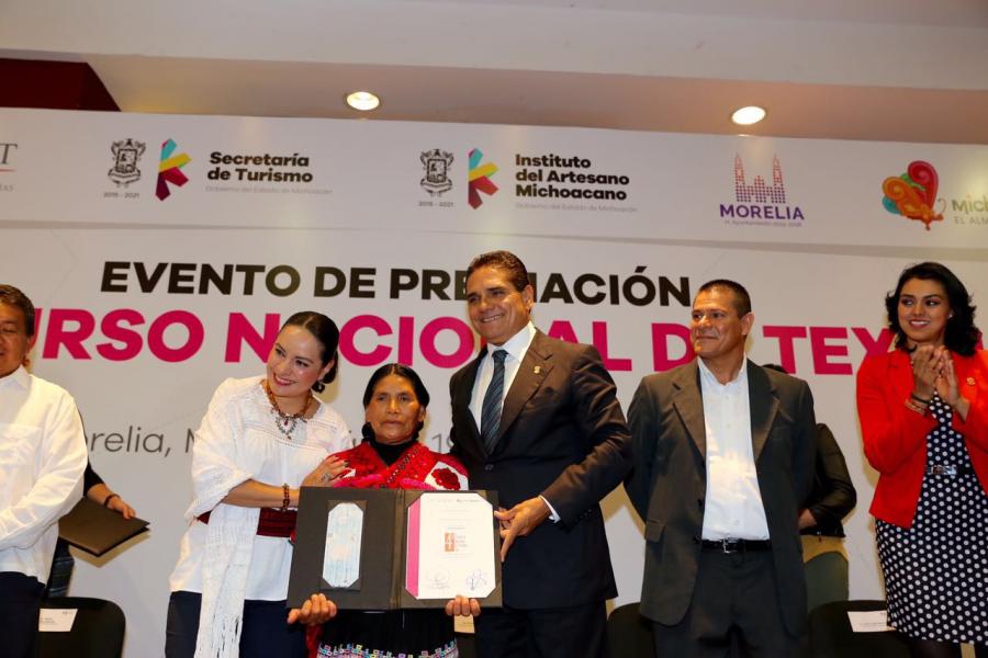 Premia Silvano Aureoles a ganadores del 4Âº Concurso Nacional de Textiles