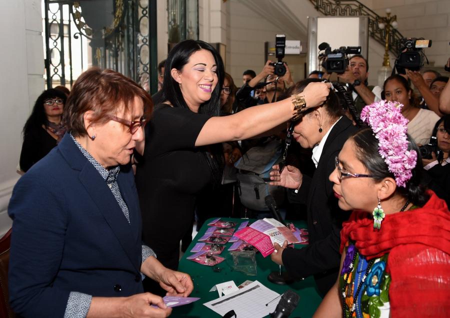 Reparte la diputada Janet Hernández Sotelo silbatos contra acoso