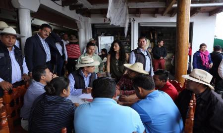 El Gobernador escucha demandas de docentes en Janitzio