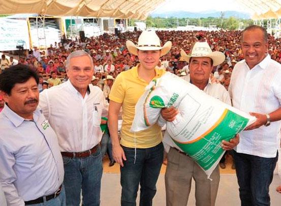Entrega Velasco 19 mdp en insumos a productores de la Frailesca