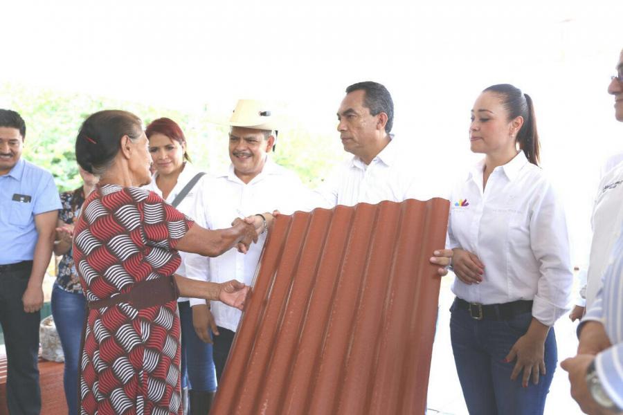 Lleva Gobierno apoyo inmediato a familias afectadas por tromba en Carácuaro