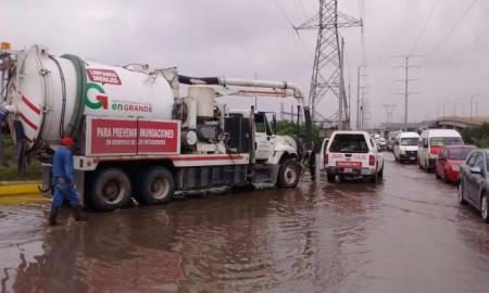 CAEM apoya a TultitlÃ¡n y Chiconcuac en el desalojo de agua en vialidades