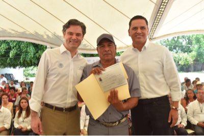 Entrega Gobernador y Aurelio Nuño certificados del Programa PEC de alfabetización