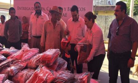 Entrega PC apoyos del FONDEN a familias del sur de Veracruz