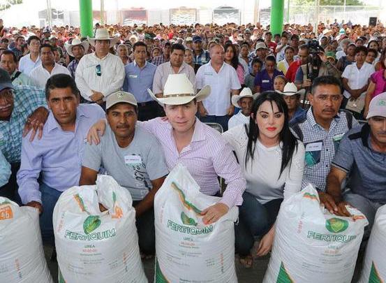 Apoya Velasco a 6 mil 300 maiceros de Jiquipilas con fertilizante