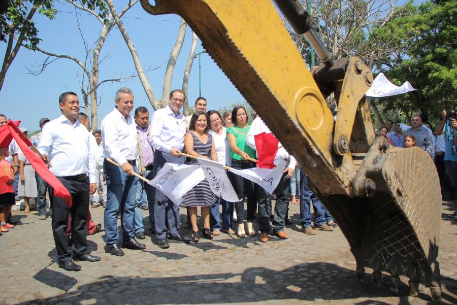 Gobernador entrega y pone en marcha obras por más de 25 mdp en Comala