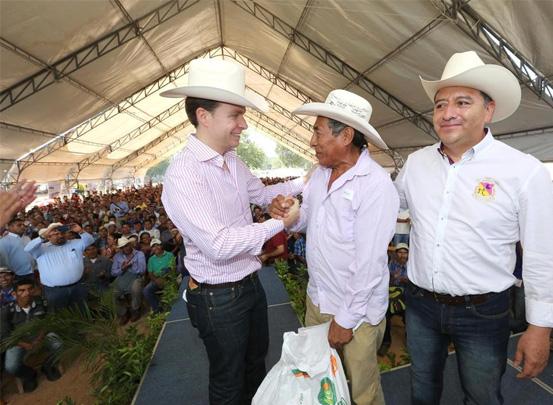 Con apoyo directo a productores, Manuel Velasco impulsa al campo de Berriozábal