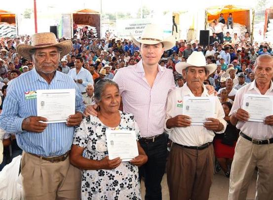 Velasco entrega mil certificados para abatir el rezago educativo en Ocozocoautla