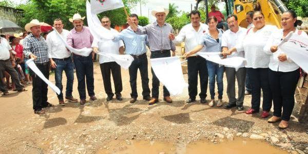 Gobernador da inicio a la construcción de nuevas calles en Tecuala