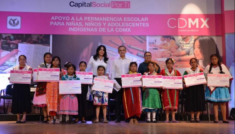 Entrega Jefe de Gobierno apoyos a niños y adolescentes de comunidades indígenas de CDMX