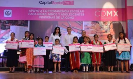 Entrega Jefe de Gobierno apoyos a niÃ±os y adolescentes de comunidades indÃ­genas de CDMX