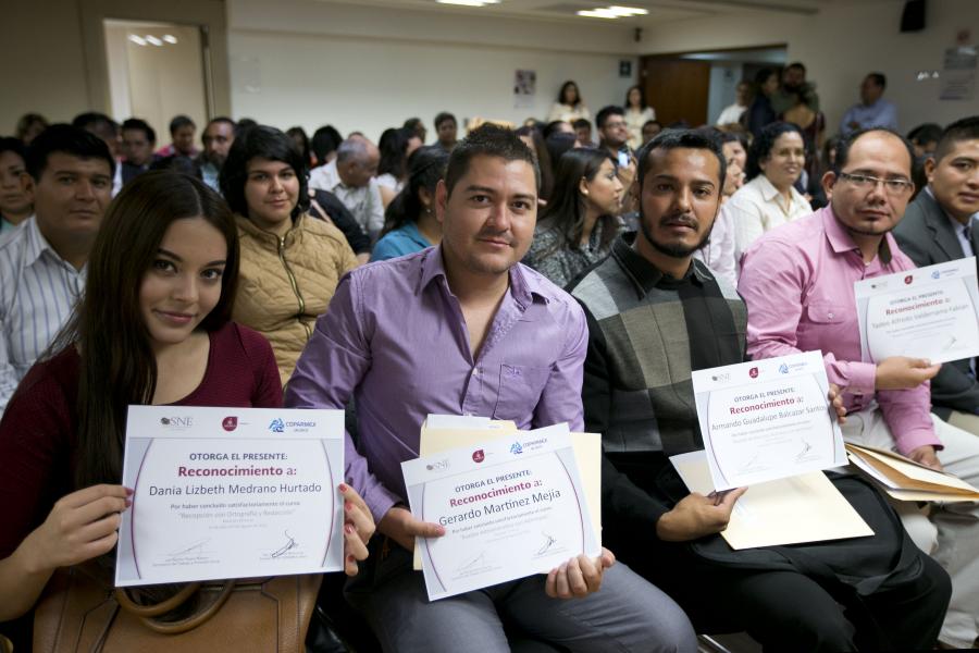 Otorgan 150 becas de capacitación empresarial para obtener empleo