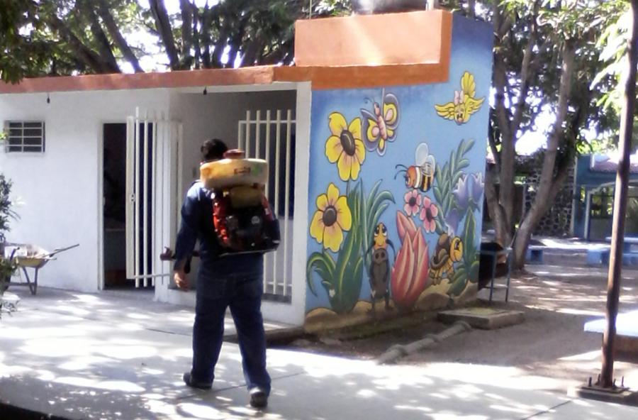 Intensifica Gobierno saneamiento básico y fumigación en escuelas