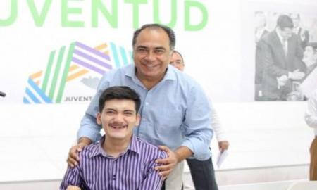 EntregÃ³ HAF reconocimiento a ganador del Premio Nacional de la Juventud 2016