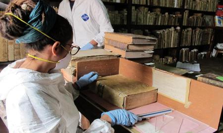 ATIENDEN ACERVO DE LA BIBLIOTECA CONVENTUAL DEL MUSEO REGIONAL DE QUERÃ‰TARO
