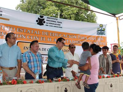 Autoridades y pobladores de Zanatepec reciben certificado de primaria a través del IEEA