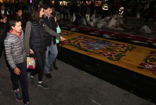APRECIA MGZ EL ARTE EFÍMERO DE HUAMANTLA EN LA a€œNOCHE QUE NADIE DUERMEa€