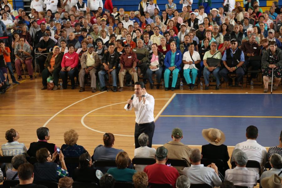Adultos mayores y personas con discapacidad reciben Bienevales