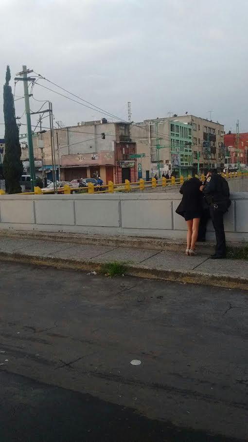POLICÍA DE LA SSP-CDMX EVITA QUE MUJER SE ARROJE DESDE UN PUENTE VEHICULAR