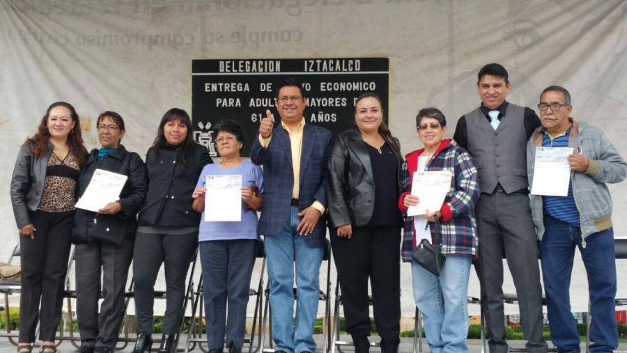 Estrada Meraz entrega apoyos económicos a Adultos Mayores
