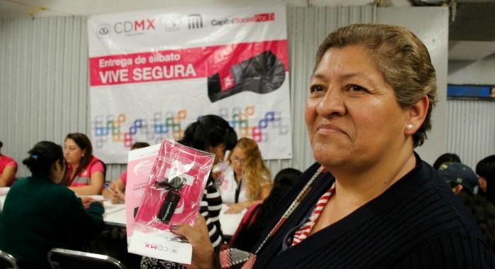 Realiza Gobierno de CDMX entrega de tres mil silbatos contra la violencia hacia las mujeres