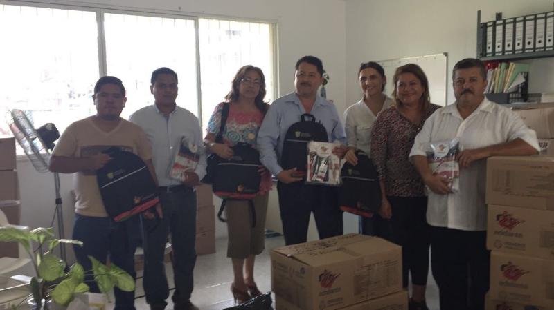 Entrega Voluntariado de la SEV material didáctico en Atzalan