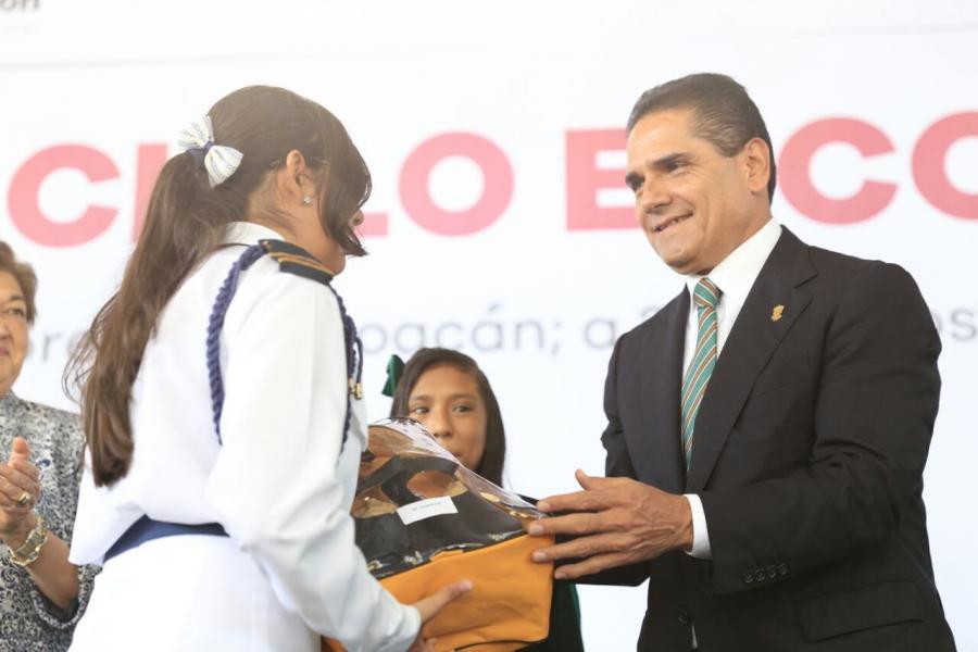 Llama Gobernador a anteponer el derecho supremo a la educación