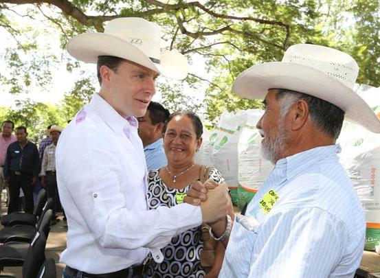 Beneficia Velasco a mil productores de Venustiano Carranza con insumos agrícolas