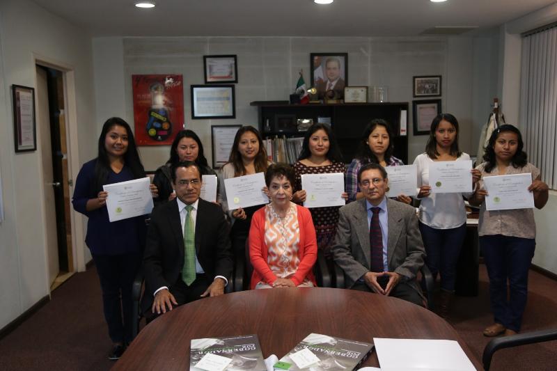 Entregan certificados de lengua inglesa a jóvenes becarias indígenas